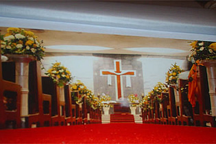 Interior da paróquia em dia de festa